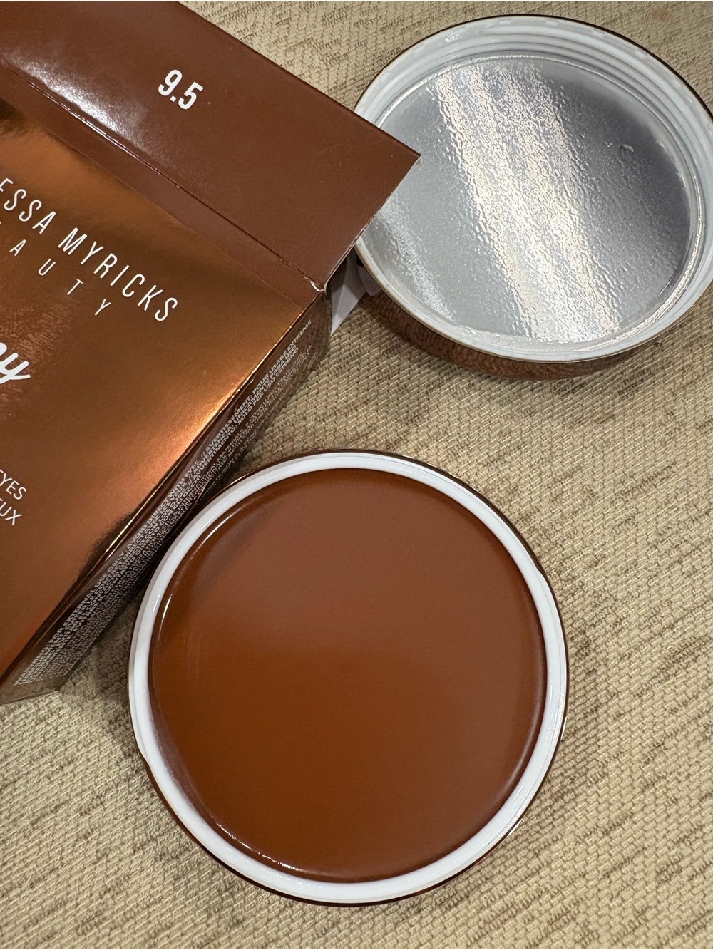 Danessa Myricks Beauty Yummy Skin Blurring Balm Powder - 9.5 shade - Picture 4 of 5